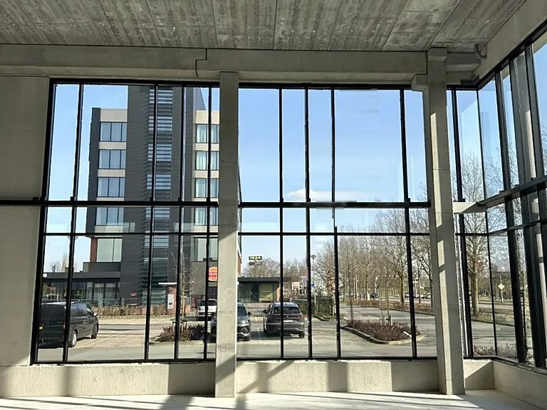 Grote zwarte glaspui in een bedrijfspand