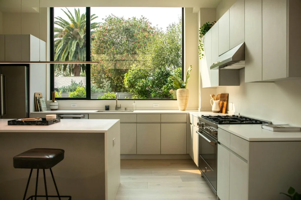 Moderne keuken met groot raam in zwart kozijn