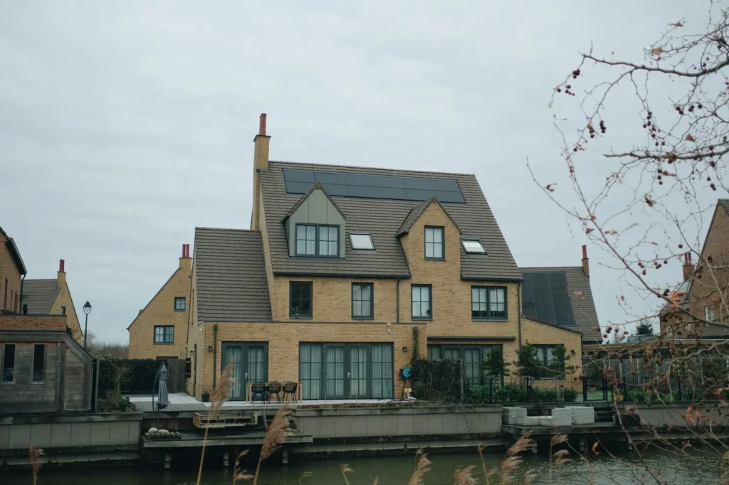 Moderne woning aan het water met grote ramen