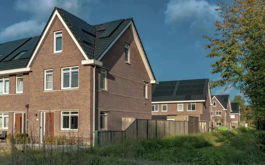 Nieuwbouwwoningen in Almere met witte kozijnen in bakstenen gevel