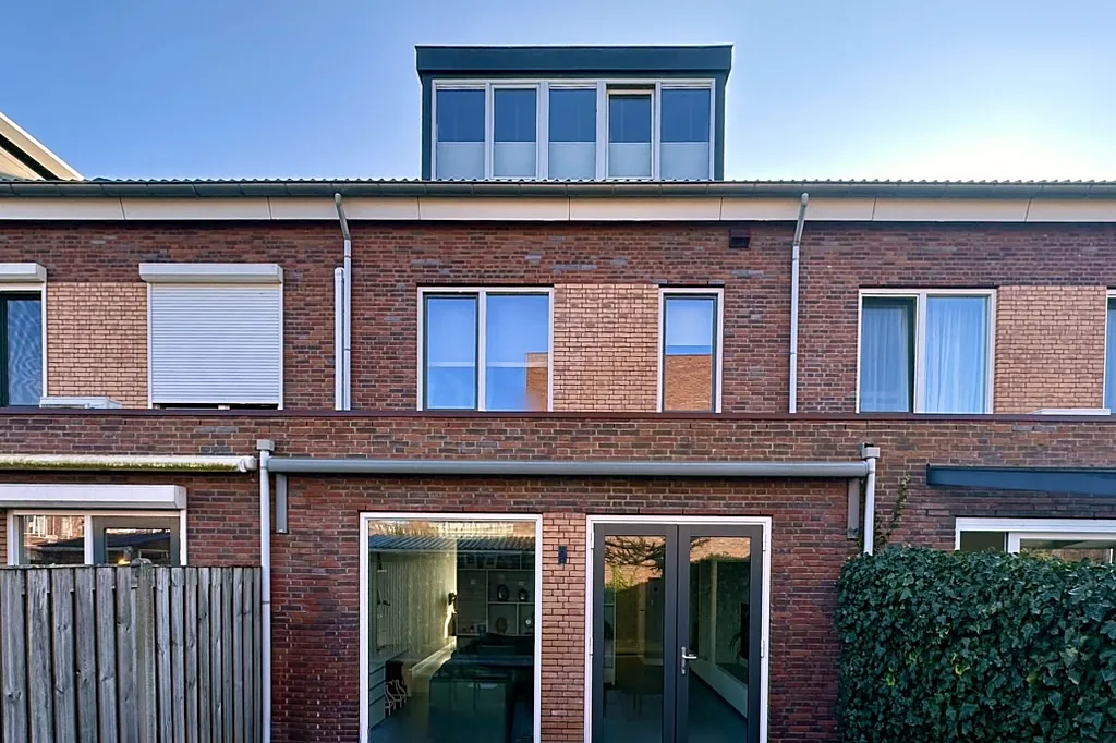 Antraciet openslaande deuren en kozijnen in de achtergevel van een rijwoning, met dakkapel