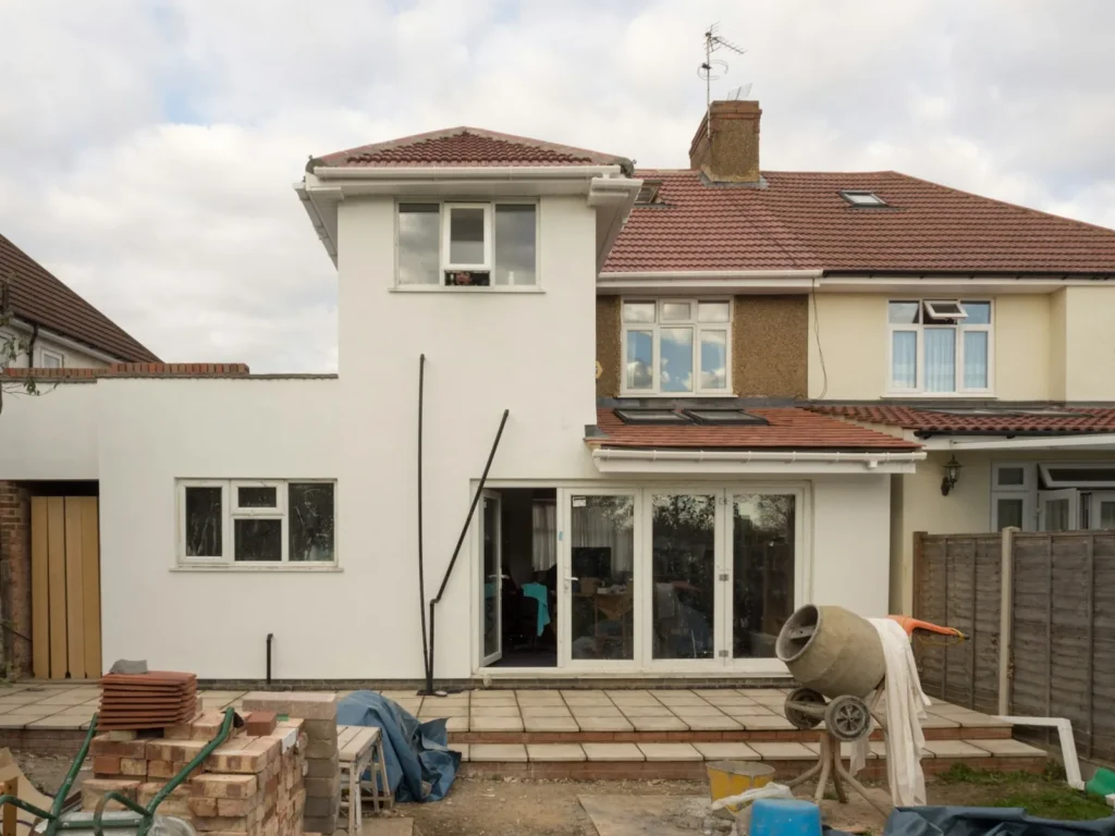 Woning tijdens renovatie met nieuwe witte kozijnen