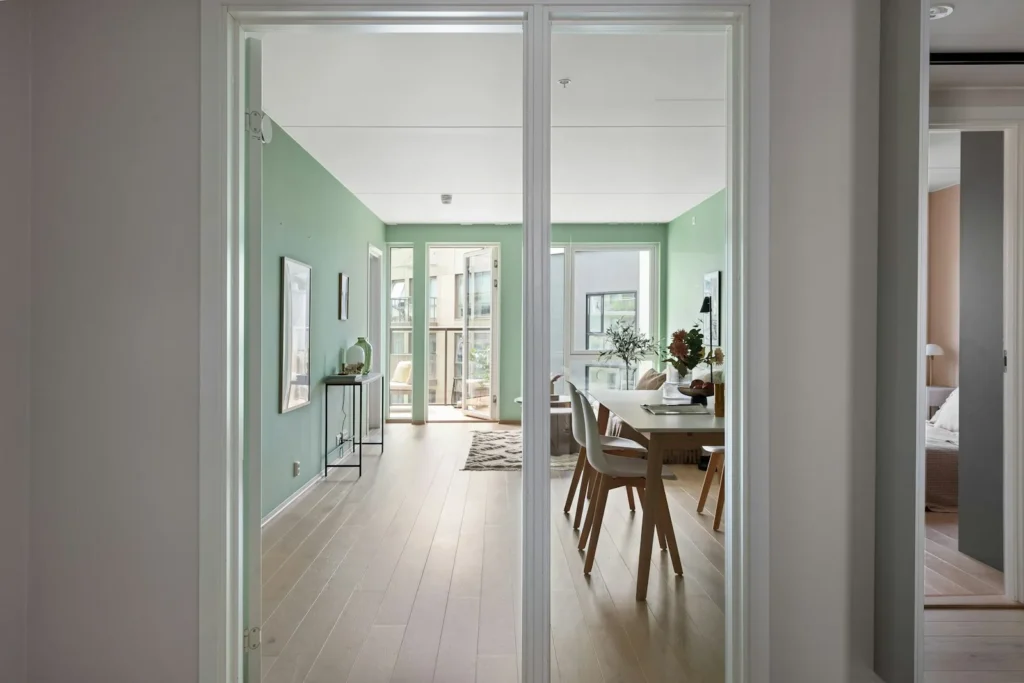 Licht interieur met strakke glazen schuifdeur