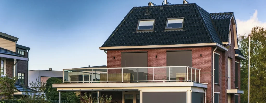 Bakstenen woning in Almere met nieuwe kozijnen