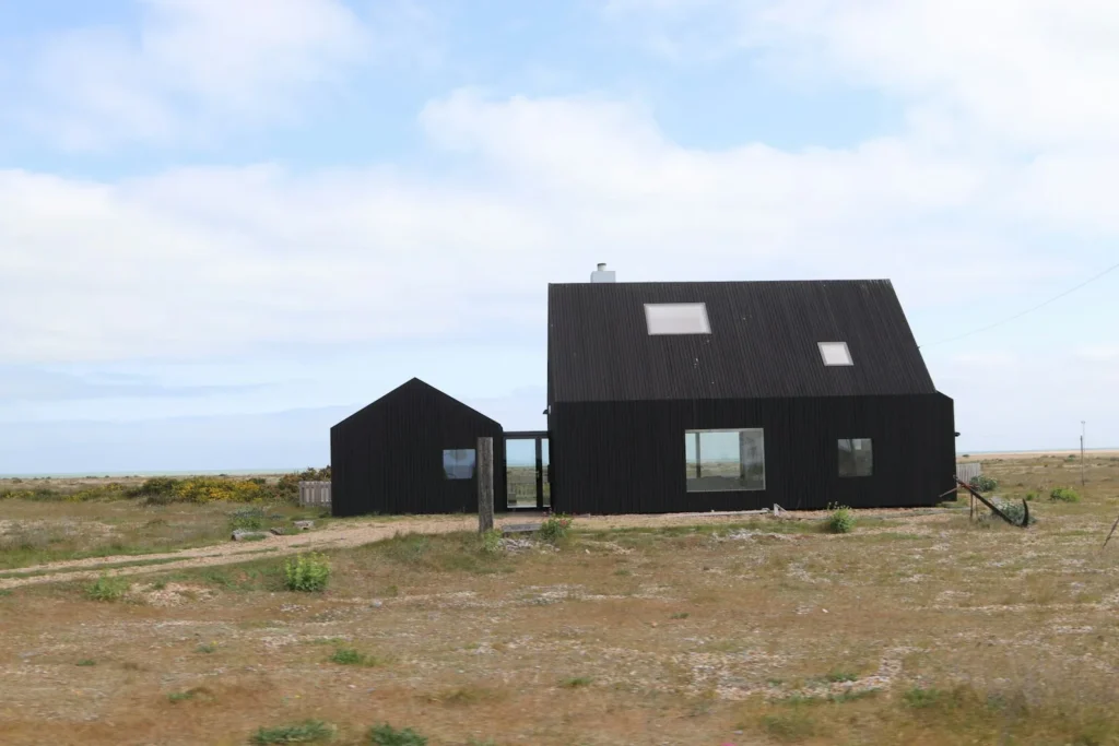 Zwarte woning met zwarte kozijnen in het landschap